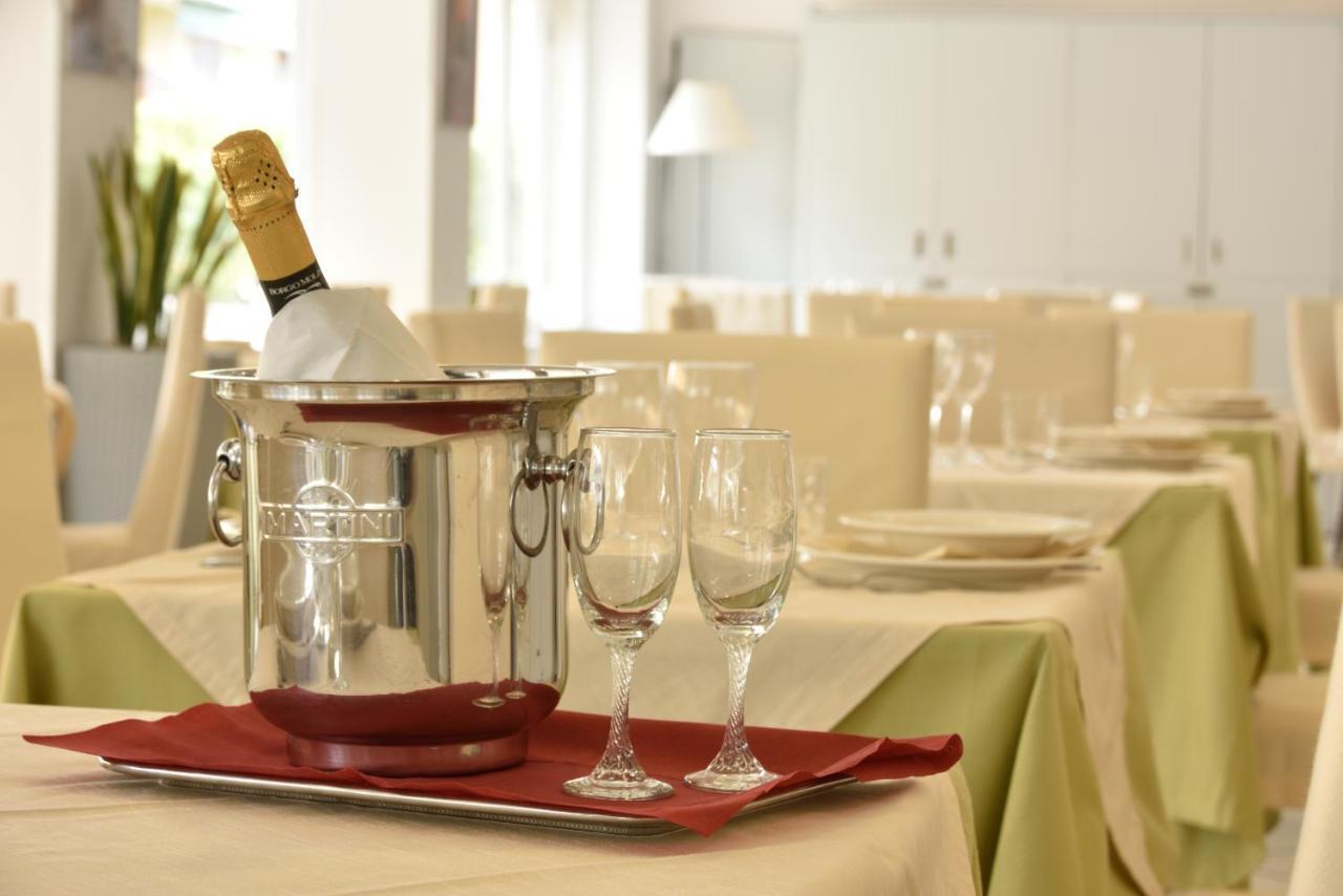 Hotel Ristorante La Marina Mhotelsgroup San Bartolomeo Al Mare Exteriör bild