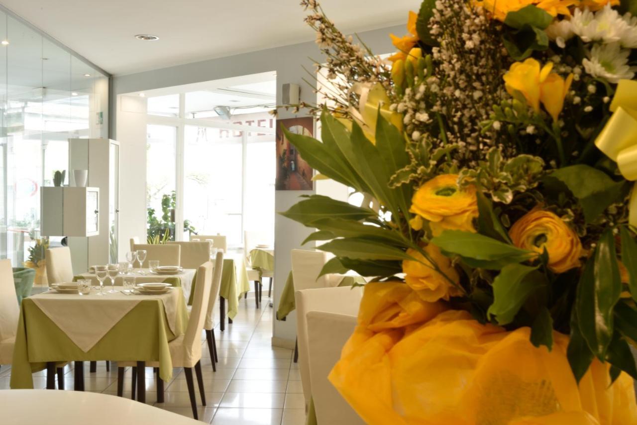 Hotel Ristorante La Marina Mhotelsgroup San Bartolomeo Al Mare Exteriör bild