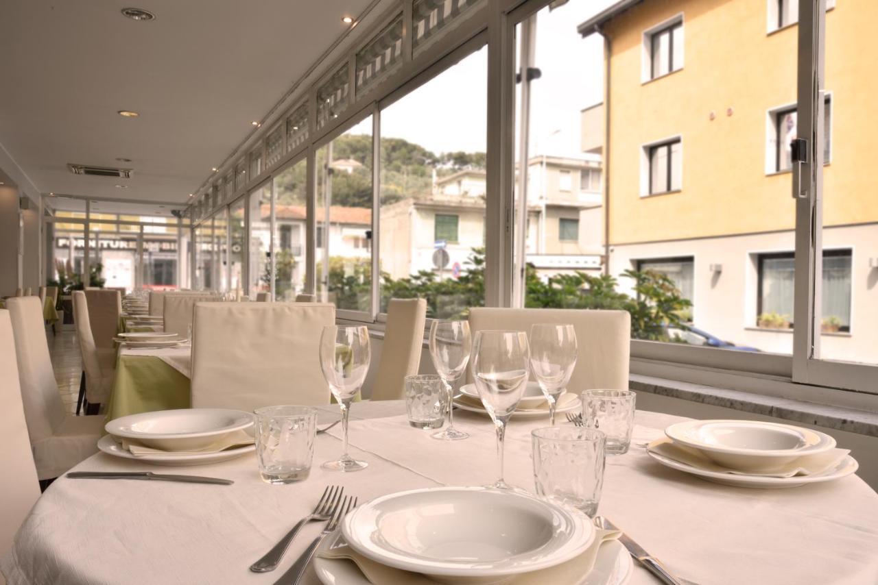 Hotel Ristorante La Marina Mhotelsgroup San Bartolomeo Al Mare Exteriör bild