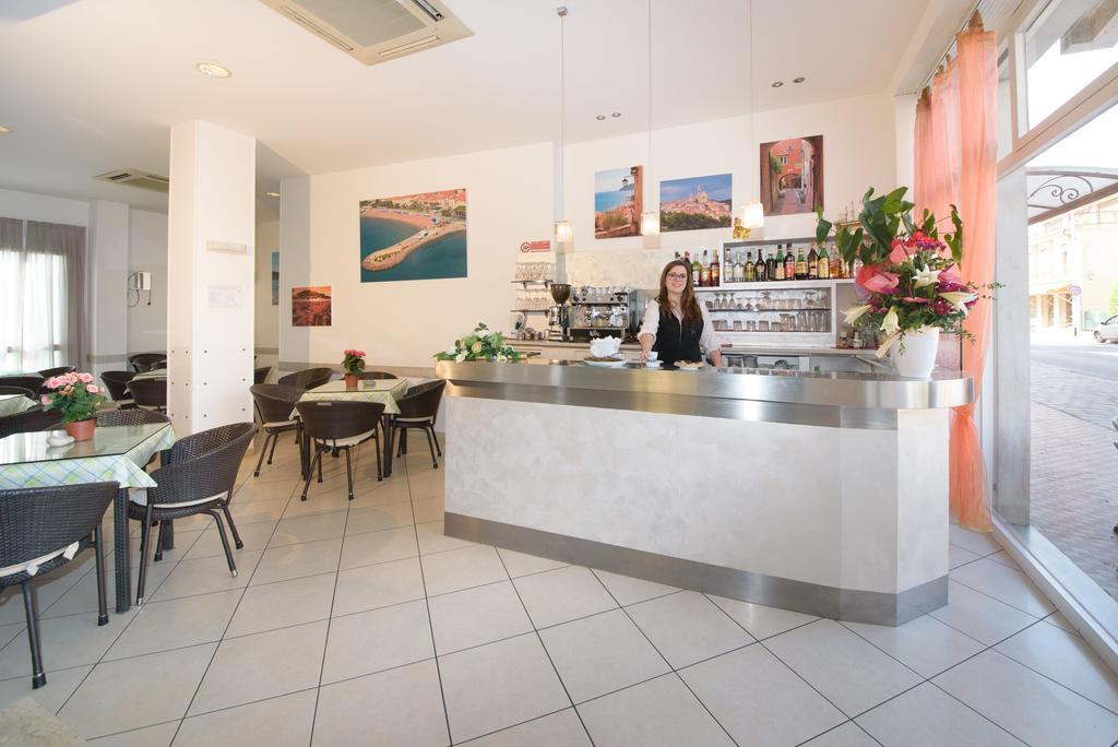 Hotel Ristorante La Marina Mhotelsgroup San Bartolomeo Al Mare Exteriör bild